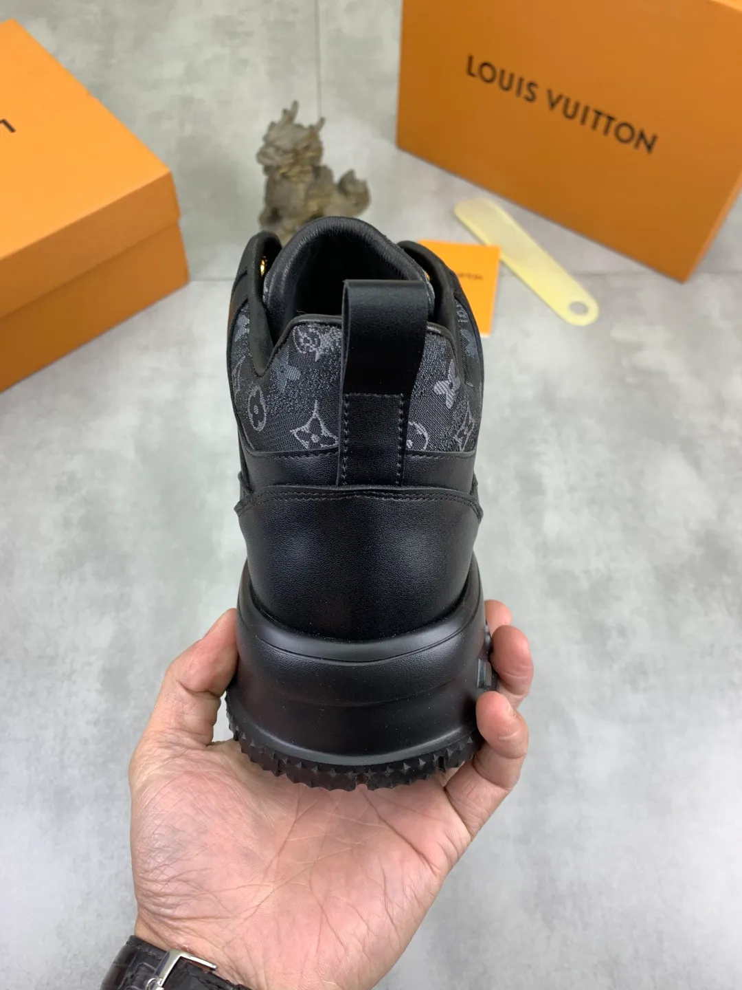 Men's men's shoes 💰P440 new style 💶【LOUIS VUITTON) new high top🍀LV Louis Vuitton *—— LV classic high top trendy shoes! Made of imported original soft calfskin, water-dyed pigskin lining. Original wear-resistant rubber outsole! High quality products! Code number: 38-44 Color: 2️⃣colors available